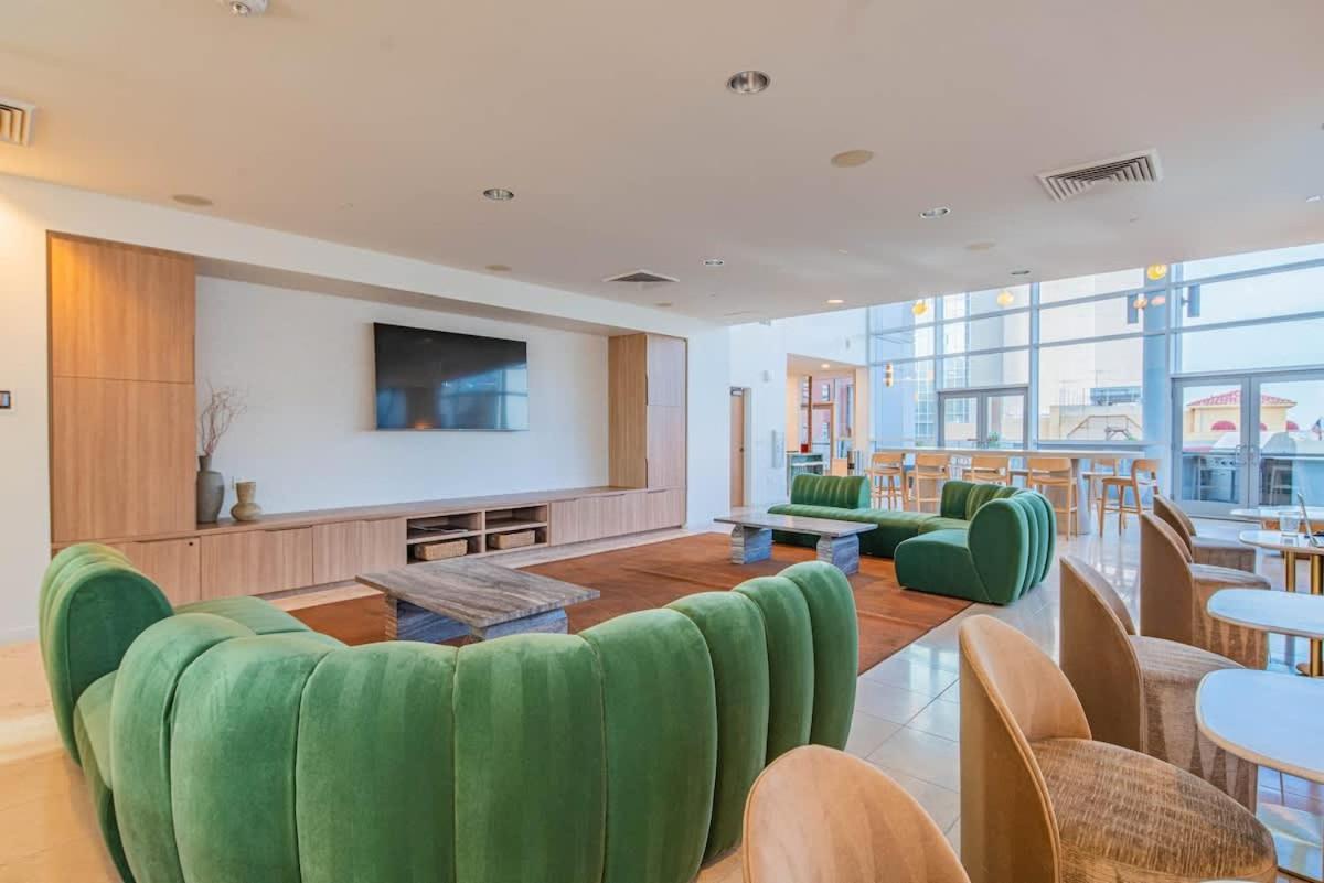 Sky Terrace Dt Highrise, Gym, Pool, Parking, W-d,golf Phoenix