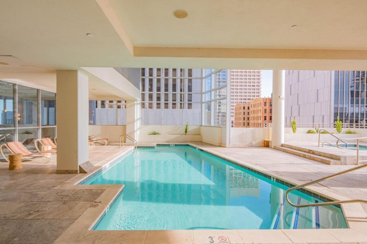 Sky Terrace Dt Highrise, Gym, Pool, Parking, W-d,golf Appartement